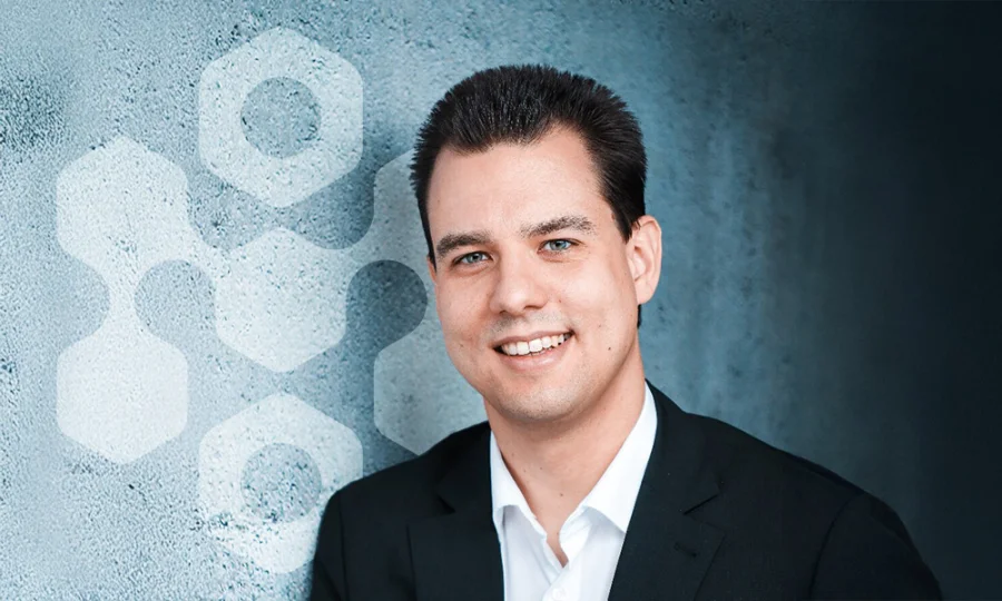 Martin Kohn mit Hintergrund